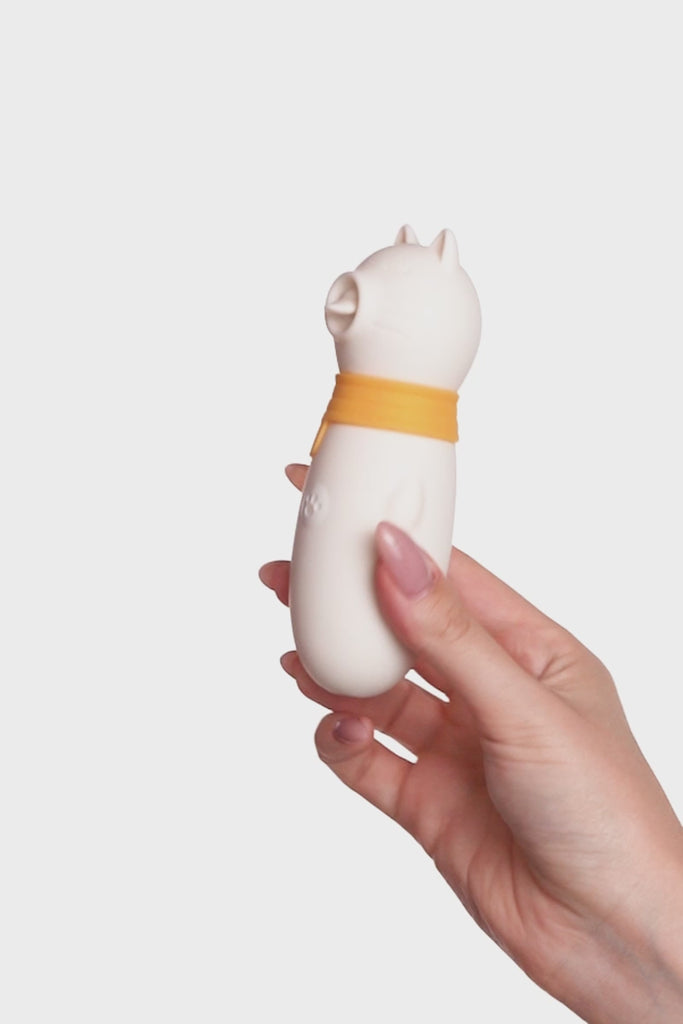 La Gattina - licking